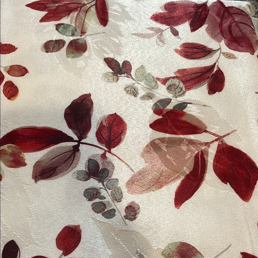 Lenox Leaf Tablecloth in Red and White - Picture 2 of 3
